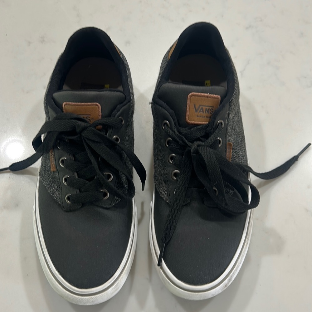 Men/Teen Boy Vans ‘Off the Wall’ tennis shoes. Mens, size 7 (worn by 12-14 teen)